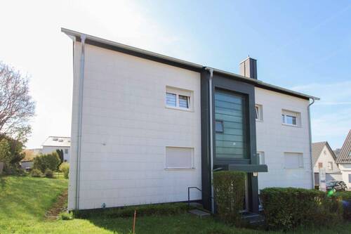 Hauseingang - 1 Zimmer Mehrfamilienhaus, Wohnhaus in Heimsheim