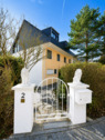 Eingang Grundstück - Exklusive Split-Level-Doppelhaushälfte mit Galerie, Kaminzimmer, Einliegerwohnung und Fernblick