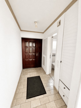 Eingang mit Gäste WC u. Gardarobe - 