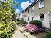 Hausansicht - Idyllisches Familienhaus mit Gartenoase, Sonnenterrasse und Einzelgarage