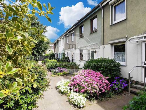 Hausansicht - Idyllisches Familienhaus mit Gartenoase, Sonnenterrasse und Einzelgarage