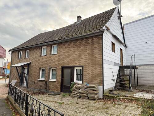 Frontsicht - Wohnhaus mit Stellplatz und Terrasse - ca. 128 m² Wohnfläche