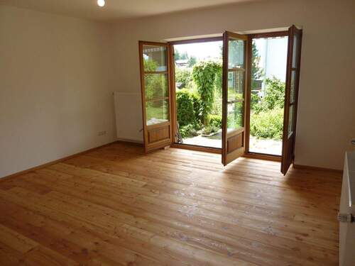 Wohnzimmer - ohne Möbel - Blick zur Terrasse und Garten im Sommer - 