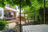 Überdachter Ruhebereich im Garten - 