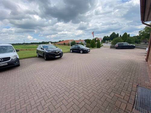 Parkplatz hinten vor dem barrierefreien Eingang - 