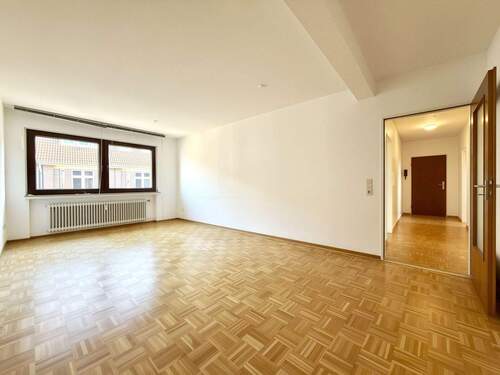 Wohnzimmer - Perfekt für Paare, kleine Familien und WGs: Gepflegte 3-Zimmer-Wohnung in Zentrumsnähe