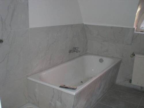 Neues Bad mit Wanne und Dusche - 