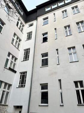 Haus_Rückfassade - 2 Zimmer Etagenwohnung in Berlin