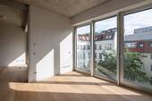 Schlafzimmer mit Blick in den Wohn- und Essbereich - 2 Zimmer Etagenwohnung zum Kaufen in Berlin
