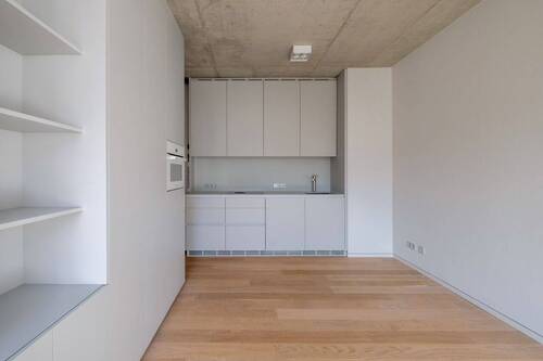 Ansicht Wohn- und Essbereich mit Einbauküche - 2 Zimmer Etagenwohnung in Berlin