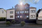 Vorderansicht - Großzügige Terrassenwohnung mit Garten, Garage und Stellplatz
