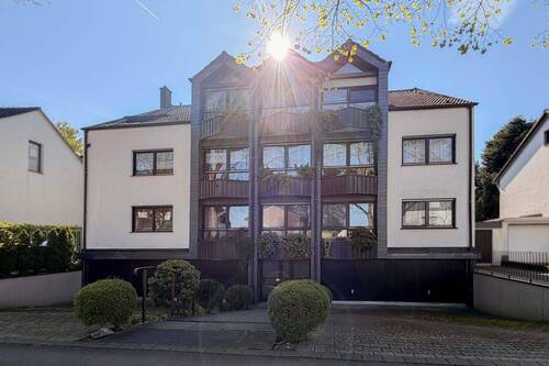 Vorderansicht - Großzügige Terrassenwohnung mit Garten, Garage und Stellplatz