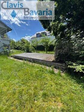 Garten, Nachbarhaus (Wohnungen) und Außenpool - 979 m² Baugrundstück für Wohnbau in guter Lage - Solln (mit Altbestand)