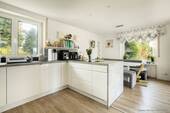 Einbauküche - Modernisierte 4,5-Zimmerwohnung mit großem Balkon und Garage + Stellplatz in Titisee zu verkaufen