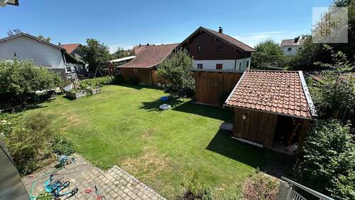 Blick in den Garten vom Balkon - 