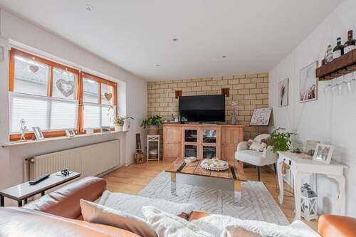 Wohnzimmer - 6 Zimmer Einfamilienhaus in Sulzheim