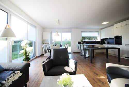 Blick Wohn-/Essbereich - Wohnkomfort der Extraklasse auf Zeit zu mieten - DHH vor den Toren des Zingst