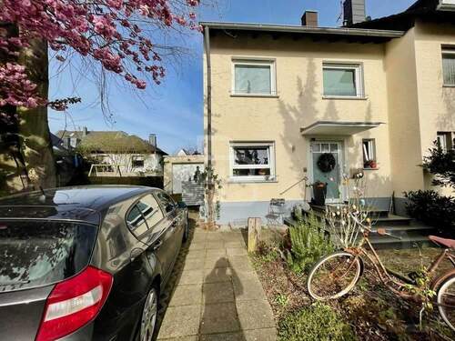 Vorderansicht - Gepflegt & zentral: Ihr Haus mit Garage & ausgebautem Dachgeschoss!