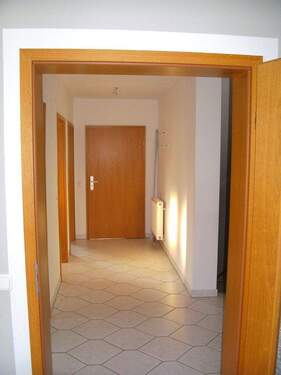 Flur im EG mit Wohnungstür - 