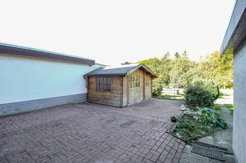 Innenhof Terrasse mit Gartenhaus - 