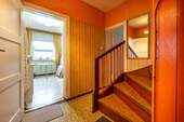 EG Flur mit Treppe zum DG - 