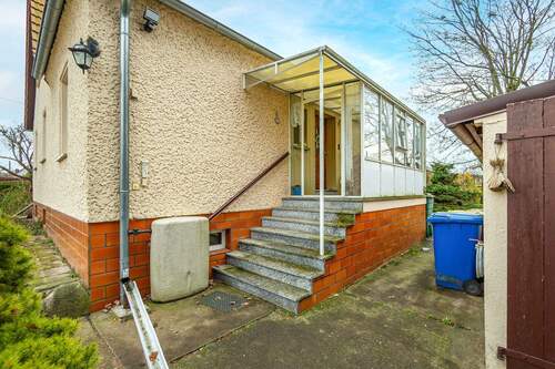 Hauseingang über verglasten Windfang - 5 Zimmer Einfamilienhaus zum Kaufen in Ladenburg