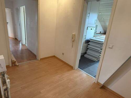 Flur, Eingangsbereich - 3 Zimmer Etagenwohnung zum Kaufen in Tiefenbronn