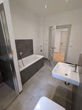 Badezimmer - Etagenwohnung mit 76,10 m&sup2; in Borna zur Miete