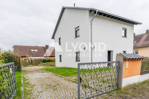 Große Zufahrt - Neubauflair trifft Wohnkomfort - Einfamilienhaus mit Gartenidylle