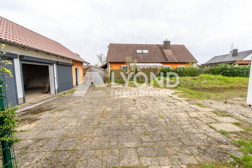 Große Zufahrt zur Garage - 4 Zimmer Einfamilienhaus in Uehlfeld