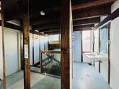 2. Halbobergeschoss Blick ins Duschbad mit Spiegelung Flur und Treppenhaus - 