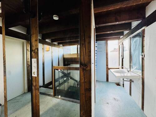 2. Halbobergeschoss Blick ins Duschbad mit Spiegelung Flur und Treppenhaus - 