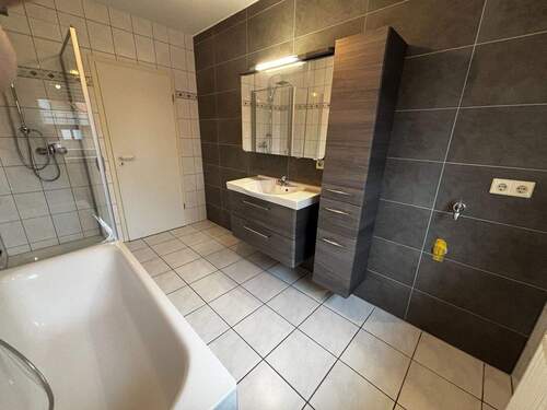 Badezimmer 1.OG rechts WHG 4 (2) - 