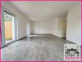 Wohnzimmer mit offener Küche - 3 Zimmer Etagenwohnung zum Kaufen in Berlin