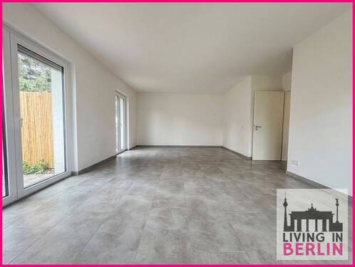 Wohnzimmer mit offener Küche - 3 Zimmer Etagenwohnung zum Kaufen in Berlin