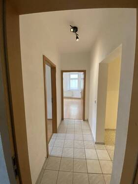Flur - Etagenwohnung mit 81,00 m&sup2; in Mittweida zur Miete