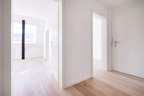 WE8 Flur Blick Haustür - 