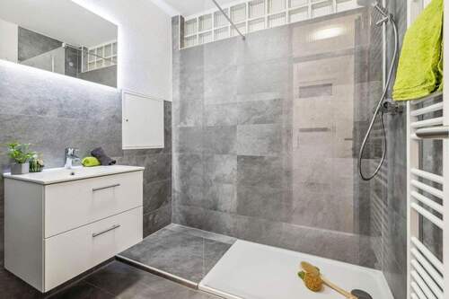 Bad mit großer Dusche - Bezugsfertige und helle 2-Zimmer Wohnung SB-Eschberg, provisionsfrei vom Eigentümer