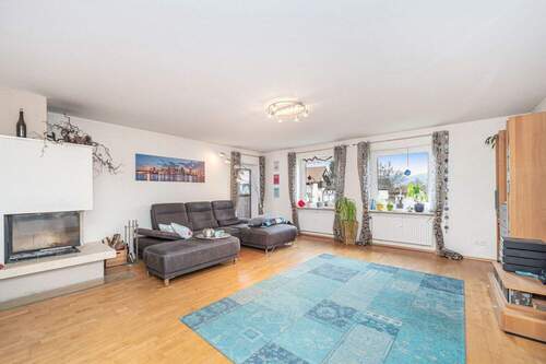 Wohnzimmer mit Kamin & Balkon - 5 Zimmer Etagenwohnung zum Kaufen in Bad Heilbrunn / Hohenbirken