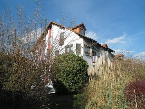 Blick vom Westen - Helle 3-Zimmer-Wohnung mit Dachterrasse und zwei Stellplätzen