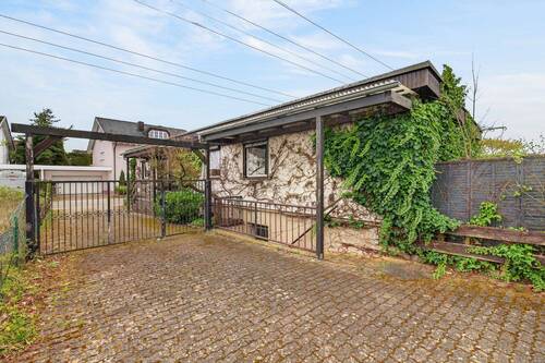 Einfahrt - Blick Richtung Straße - 9 Zimmer Bungalow in Rheinstetten / Forchheim