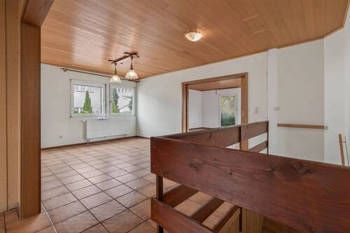 Esszimmer und Treppenabgang - Bungalow mit 188,00 m&sup2; in Rheinstetten / Forchheim zum Kaufen