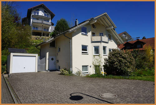 Ansicht mit Garage und Stellplätzen - 