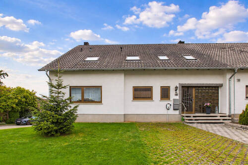 Vorderansicht - Generationenhaus mit Einliegerwohnung und viel Raum