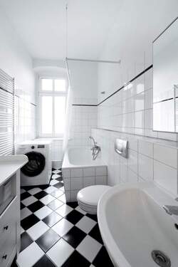 Tagesbelichtetes Wannenbad - 