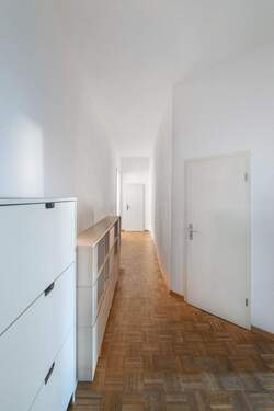 Flur mit zwei Abstellkammern - 