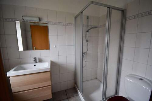 Gäste-WC mit Dushe - 4 Zimmer Doppelhaushälfte in Osterrönfeld