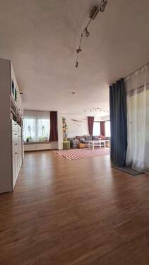 Großzügiges Wohnzimmer - Provisionsfrei! Helle und barrierefreie 4-Zimmer-Wohnung mit eigenem Garten in der Südstadt