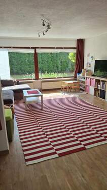 Wohnzimmer mit Blick in Garten - 4 Zimmer Etagenwohnung zum Kaufen in Schwäbisch Gmünd
