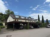 Hausansicht mit Carport - 
